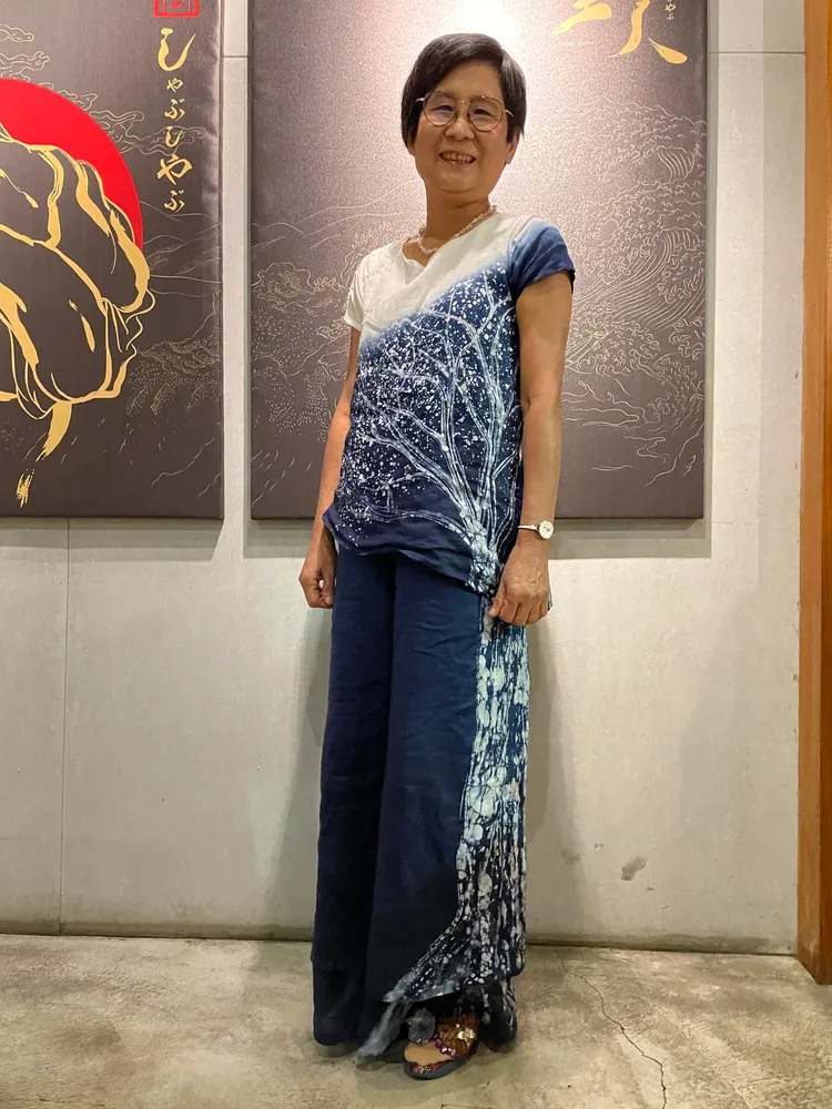 黃春蘭訂製藍染禮服，走上金馬獎星光大道。黃春蘭提供