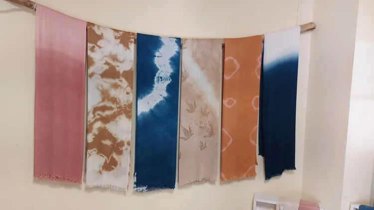 林曉鳳植物染、藍染作品。凃建豐攝