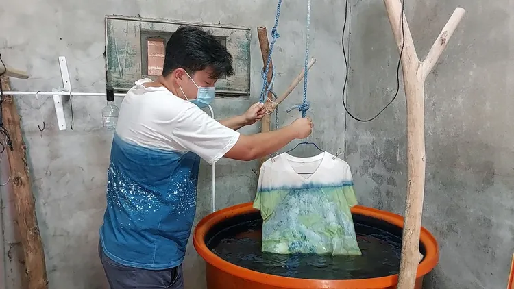 藍染剛開始，原來是淺綠色布面。凃建豐攝