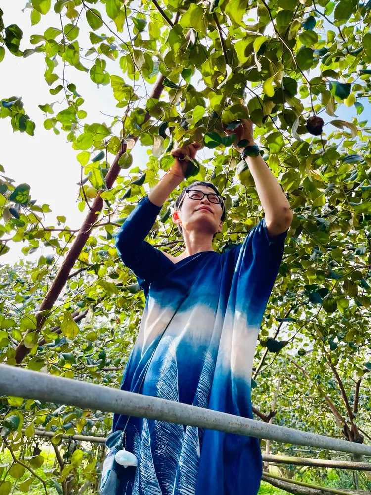 王南琦表示，林曉鳳的藍染服飾兼具美感與環保。王南琦提供