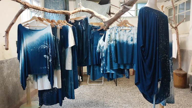 藍染一件要一周上下時間，加上前置、後續，得要一、二個月時間。凃建豐攝