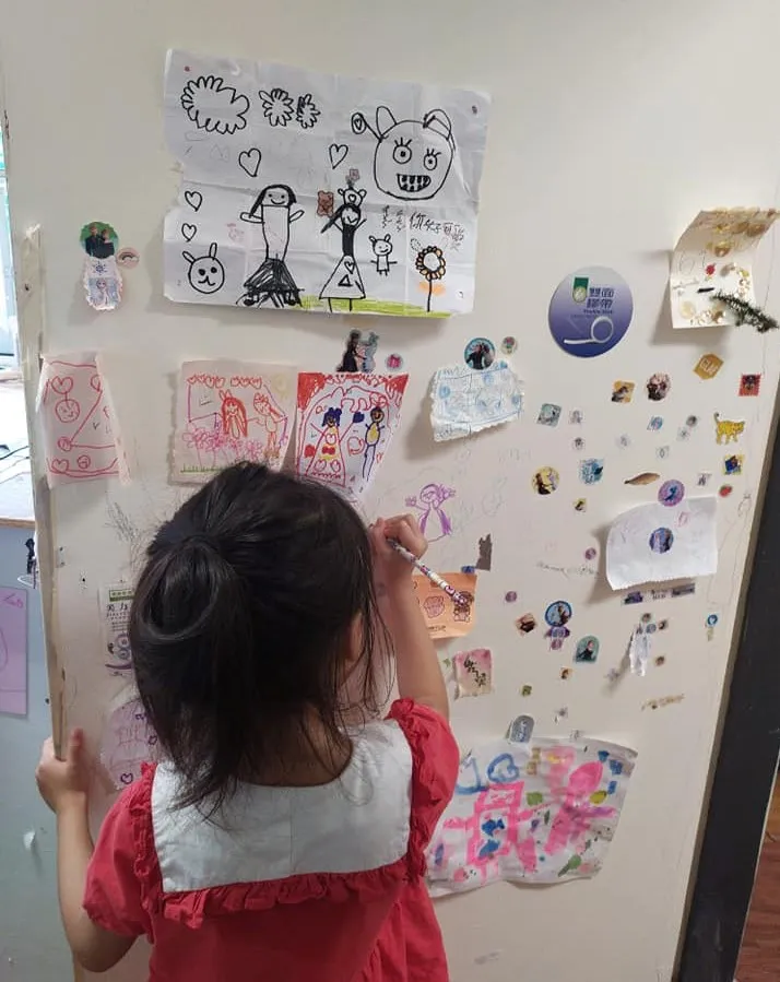 林曉鳳女兒相當投入，天天在畫畫設計童裝。林曉鳳提供
