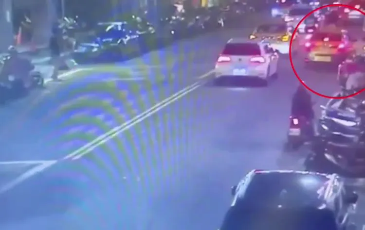 劉姓計程車司機(紅圈處)將車停在鄭男車旁嗆聲。三重警分局提供