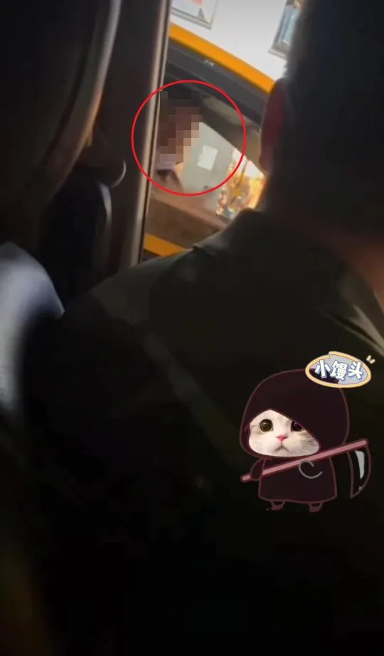 劉姓計程車司機(紅圈處)怒嗆鄭男。三重警分局提供