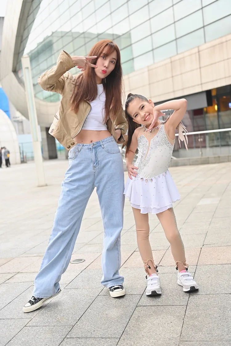 楚謹（左）享受跟女兒的相處時光。Hank攝影