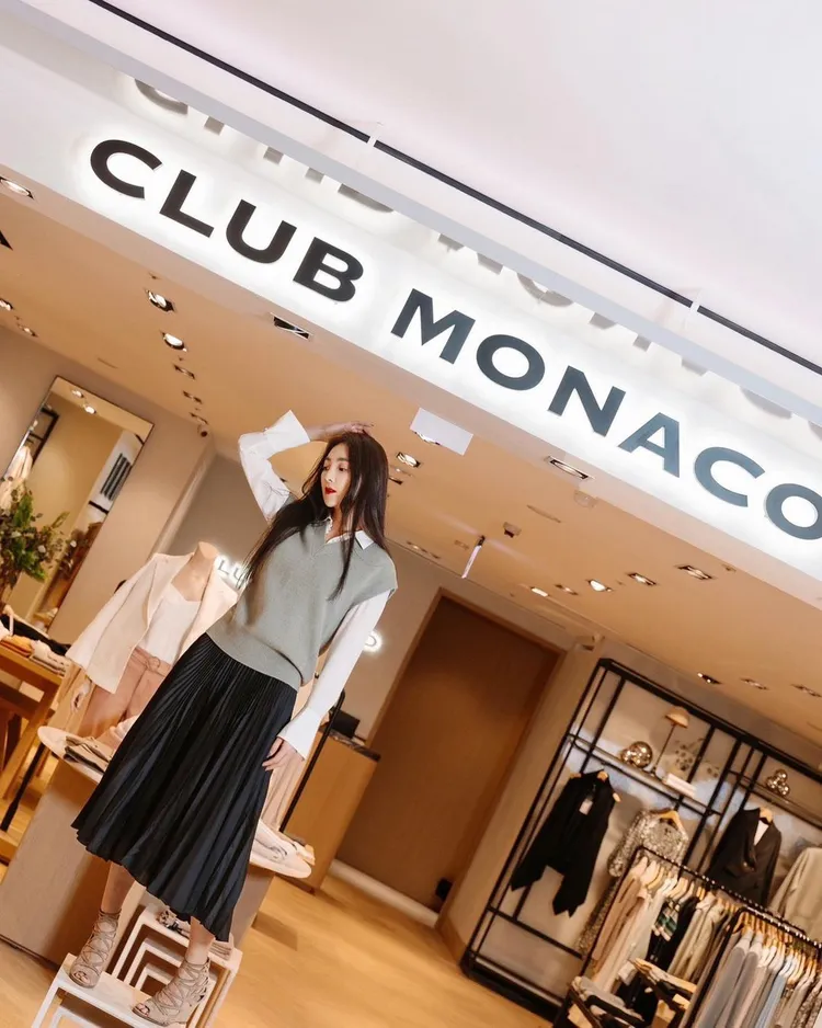 吳速玲一襲Club Monaco襯衫搭配百褶裙的學院風造型，有著不失優雅格調的逆齡效果。翻攝5400wu IG