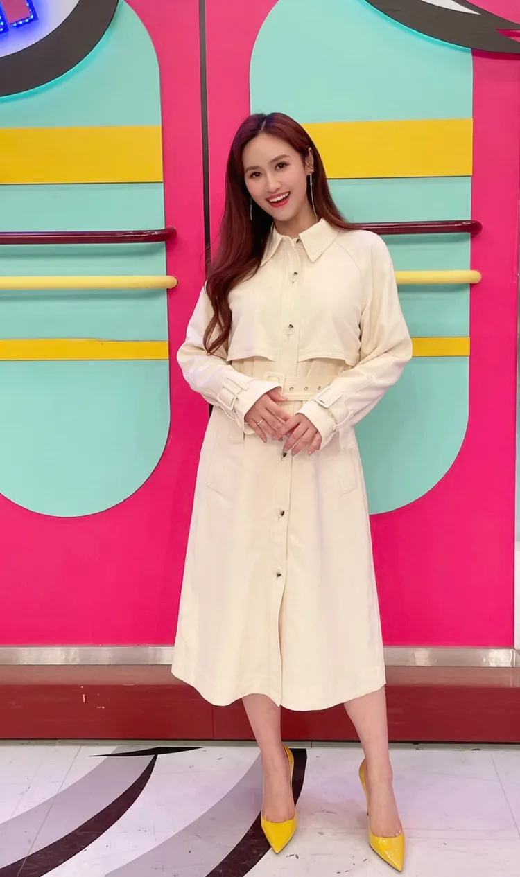 身為「藏肚達人」的吳姍儒，靠著美系時尚品牌Club Monaco米白色風衣式洋裝的傘狀下襬，巧妙達到修飾身形的效果。翻攝sandywis IG