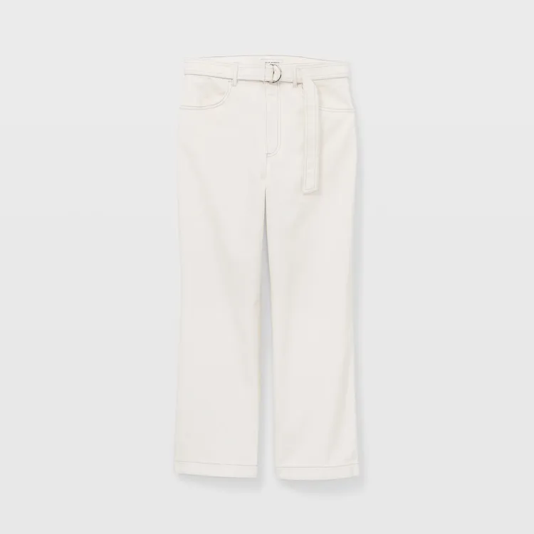 Club Monaco奶白腰帶設計休閒長褲，7900元。品牌提供