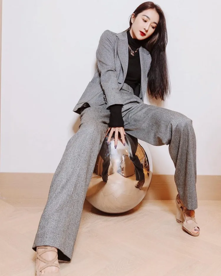 恢單不久的時尚網紅吳速玲，先前也在IG上示範了多款Club Monaco的秋冬系列新作。翻攝5400wu IG