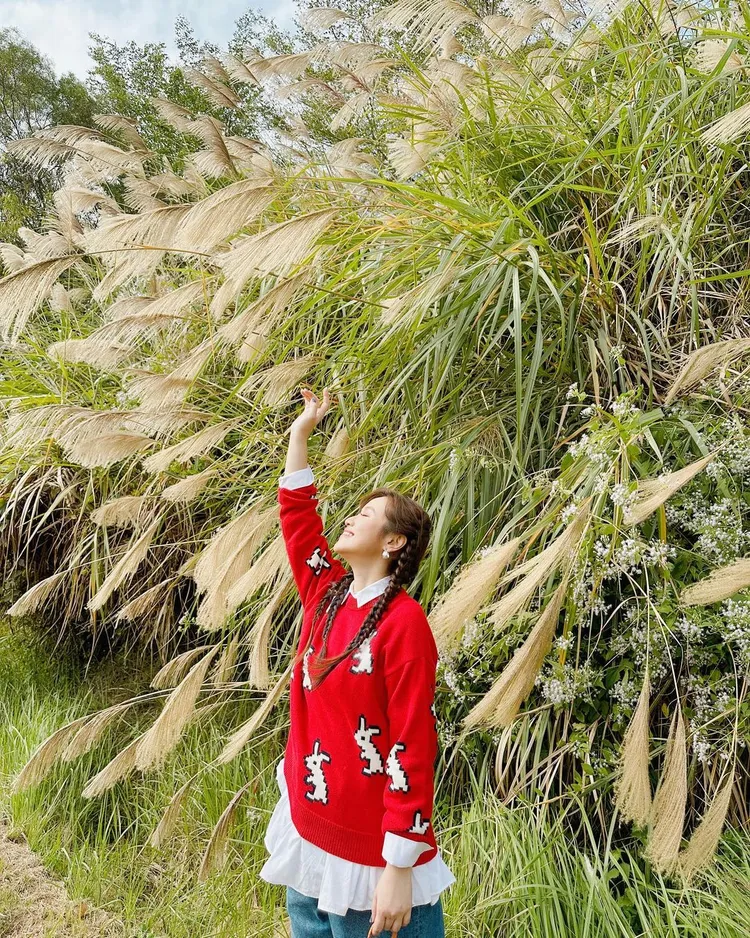 吳姍儒身著紐約設計師品牌TORY BURCH兔年限定系列針織衫巧妙藏起孕肚，完全看不出已是預產期將至的準媽咪。翻攝sandywis IG