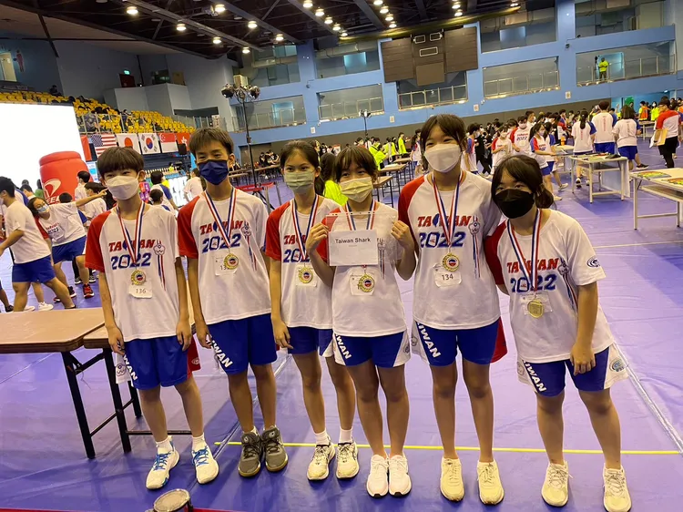 Taiwan Shark隊在競技疊杯亞錦賽徒手接力14歲以下組，為台灣拿下冠軍。中華競技疊杯運動推廣協會提供