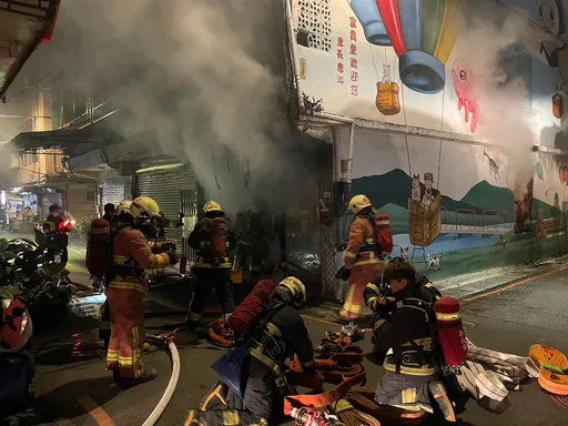 板橋無人透天厝竄火！警消破門10鐘撲滅　起火原因待查