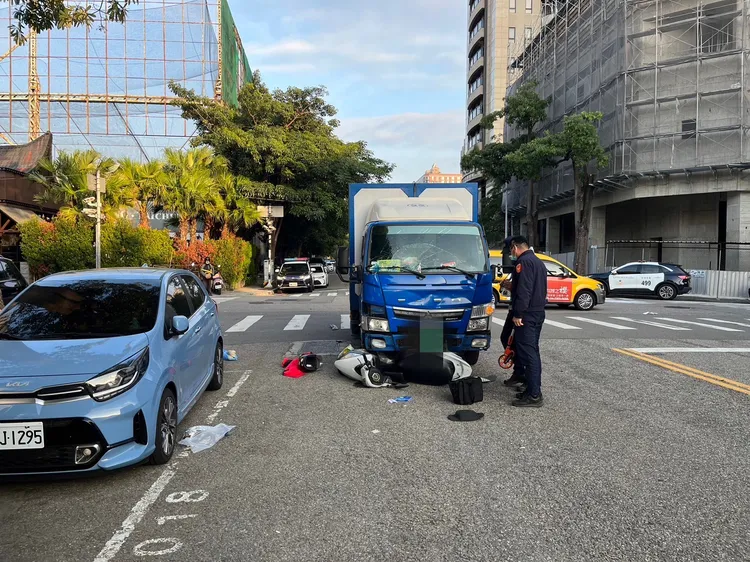 警方到場勘驗，調查事故原因。讀者提供