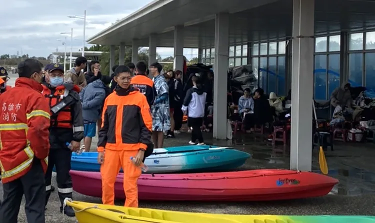 高雄市警消與海巡人員順利救回失溫受困的28名學生。讀者提供