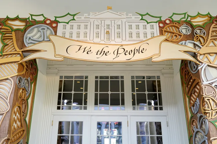 今年白宮布置主題是「我們人民」。這是白宮東廂的門口。美聯社