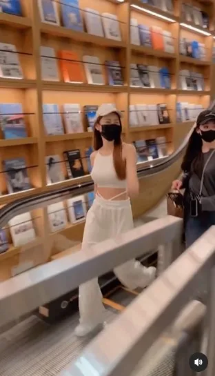 網紅下電扶梯，配上尖叫聲後感覺受到大批粉絲歡迎。IG@annber831025 授權刊登