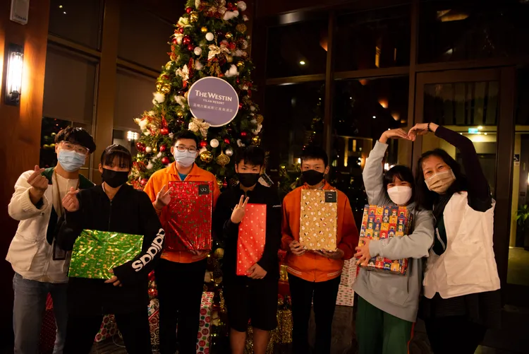 收到禮物的小朋友們十分開心，用笑容點亮冷冷的冬夜。宜蘭力麗威斯汀度假酒店提供