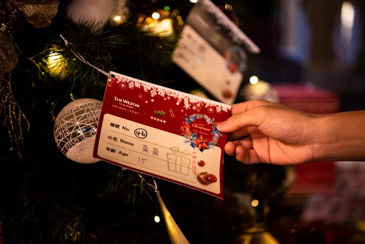 宜蘭力麗威斯汀與家扶中心合作提供心願小卡，供度假旅客認領，完成小朋友的聖誕願望。宜蘭力麗威斯汀度假酒店提供