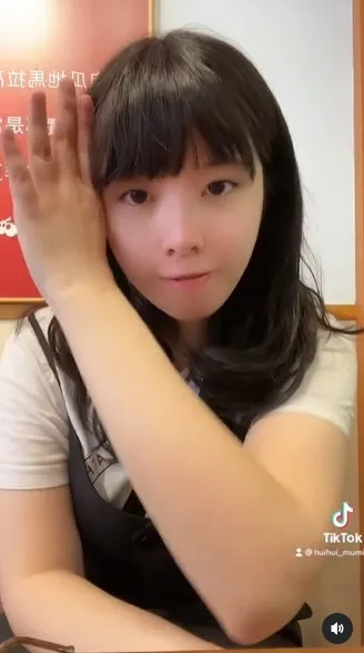 不少人比較喜歡素顏的清純。IG :reel :huihui_choco 授權使用