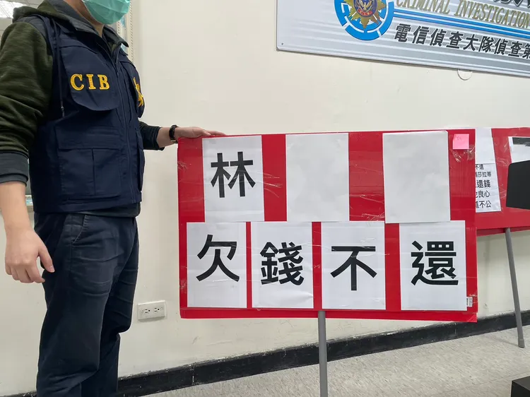 以瑪莎拉蒂代步的林姓男子因欠債，遭犯罪集團持標語上門討債。警方提供