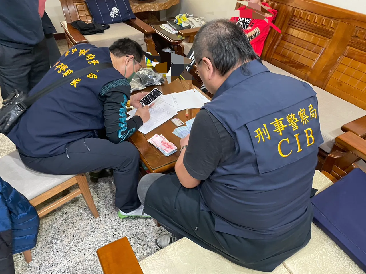 警方搜索及清點證物。警方提供