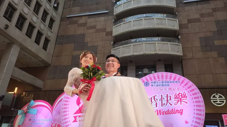 林洋壎現場直接公主抱起老婆，兩人感情超好。胡順惠攝