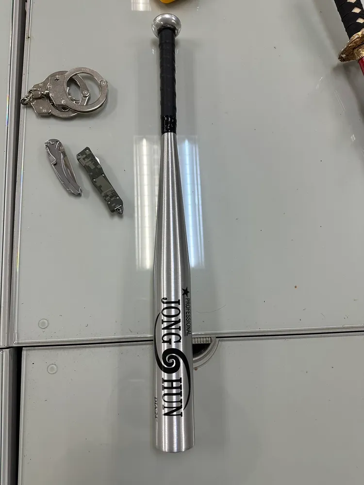 警方搜出球棒及折疊刀。警方提供