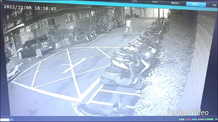 少年前往梁男住處堵人。警方提供