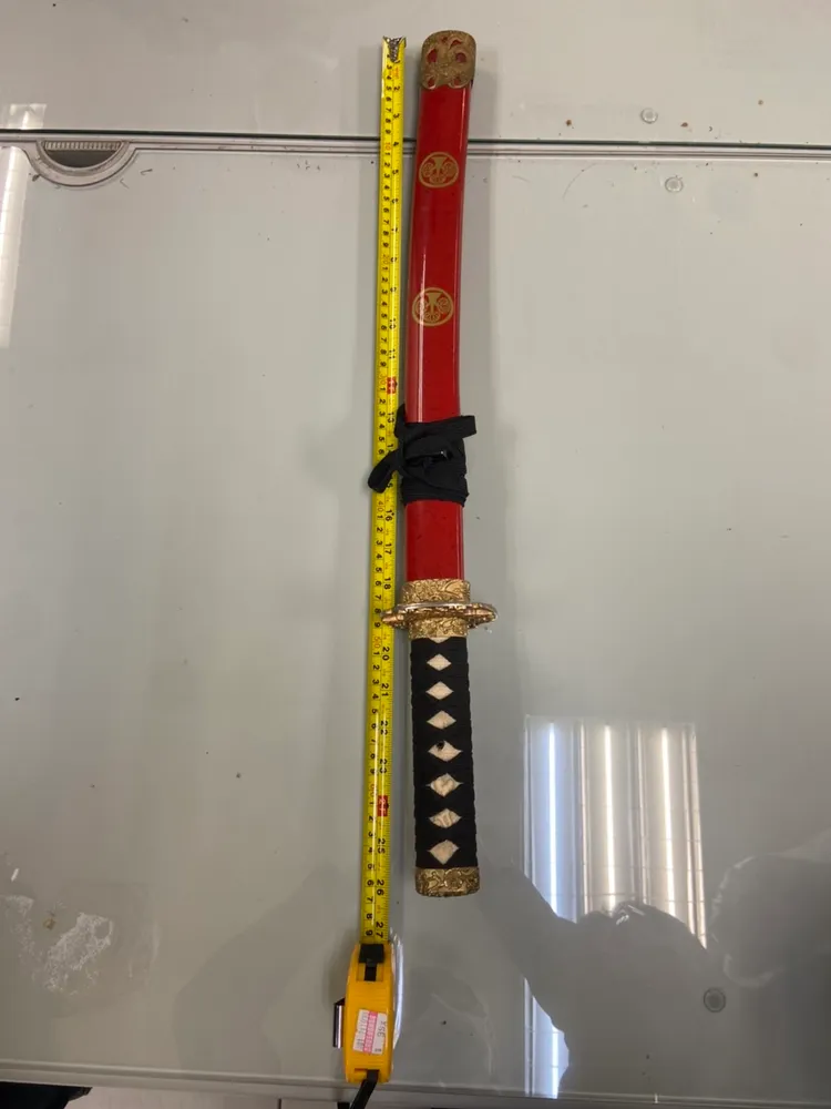 警方在車上搜出武士刀。警方提供