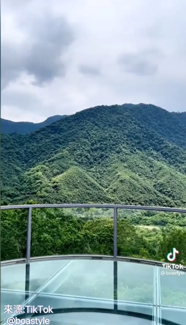 空中的玻璃天空步道。TikTok@boastyle 提供