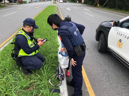 失智老人倒臥分隔島 暖警叫救護車協助送醫