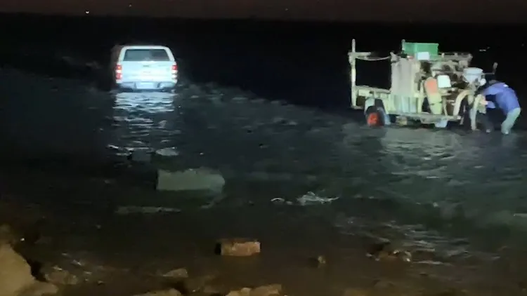 兩車前後受困潮間帶，動彈不得。民眾提供