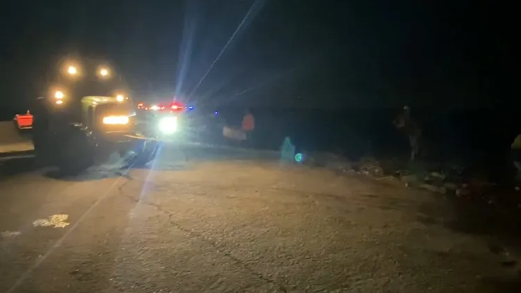 熱心村民找來大輪耕耘機，將受困車輛一一拖回岸邊。民眾提供