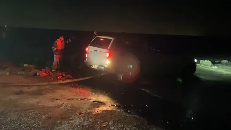 最終動用大輪耕耘機將受困的越野皮卡成功拖回岸邊結束一場虛驚。民眾提供