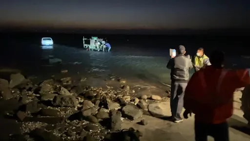 皮卡刁車慘遇漲潮!鐵牛馳援也受困 出動「巨輪怪獸」才解危