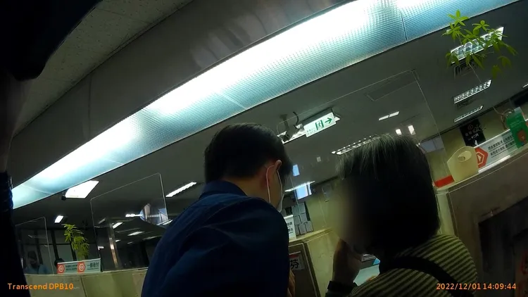 婦人接獲假檢警來電，畢生積蓄差點被騙光。讀者提供