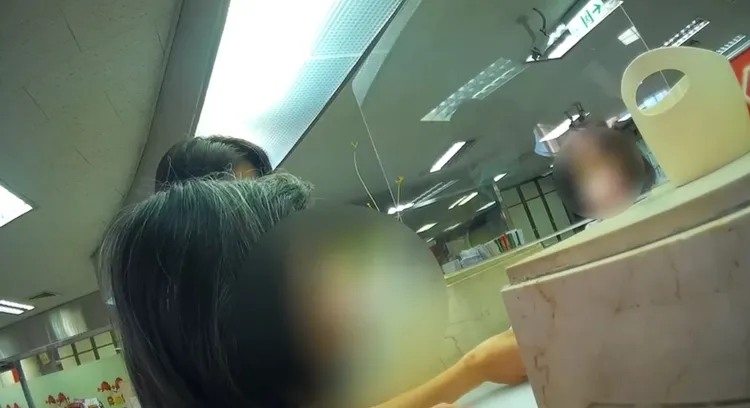 警員到行庫了解婦人被騙經過。讀者提供