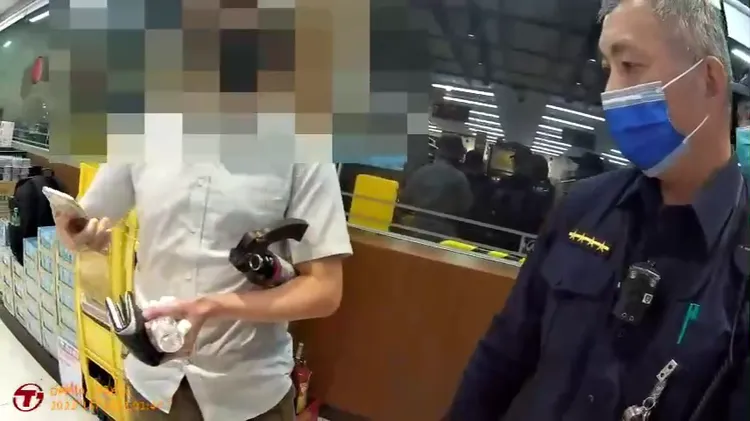 警方指大型辣椒噴霧器的握把確實跟槍枝、刀械握把相似，才會引發民眾恐慌報警。警方提供