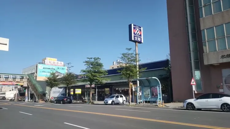 黃姓男子指控11月24日在苑裡鎮全聯賣場，遭到警方違法盤查。警方表示依法盤查。民眾提供