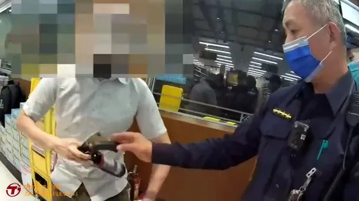 7警進全聯盤查讓他大怒　女警白眼也挨告！褲袋藏這一大支引來恐慌