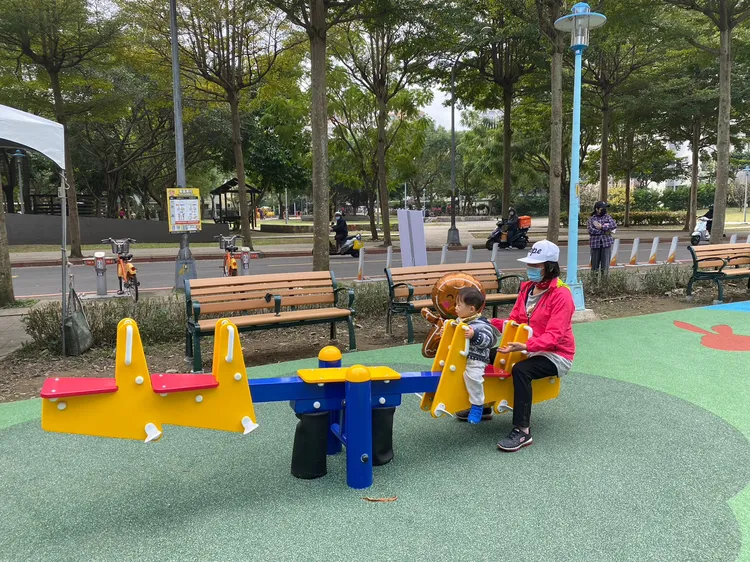 此次更新工程汰換舊遊具，也新增兩人共玩的鳥巢型鞦韆，三具搖搖馬及四人座翹翹板依舊深受小小孩童的青睞。中和區公所提供