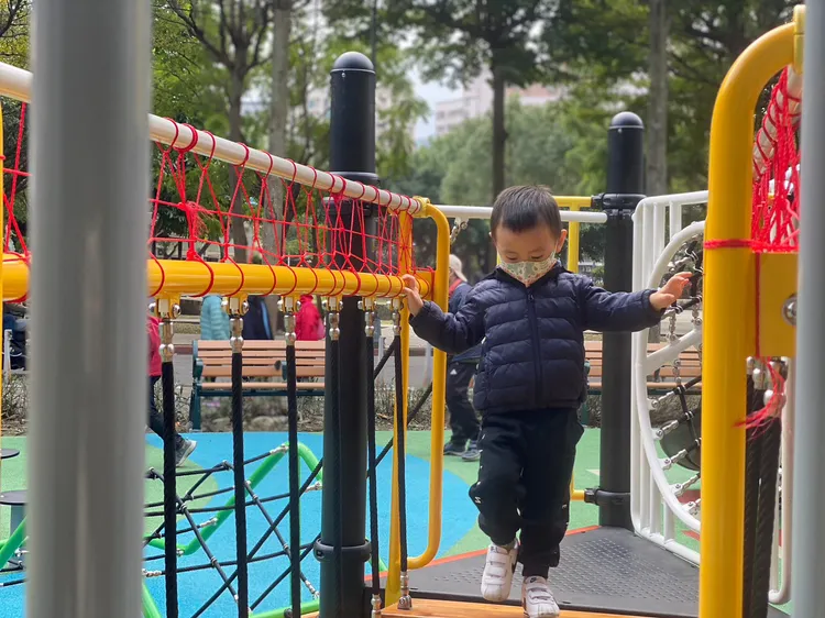 多樣的遊具營造兼具攀爬、溜滑、擺盪、旋轉、延伸等趣味發展機能。中和區公所提供