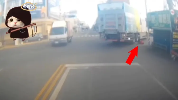 貨車右後車輪輾過老婦人及腳踏車。取自《社會事小饅頭》