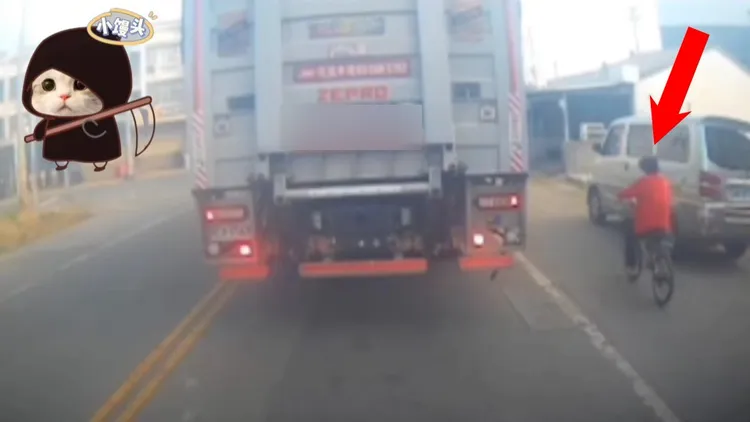 貨車停等紅燈時，老婦人騎腳踏車緩緩經過。取自《社會事小饅頭》