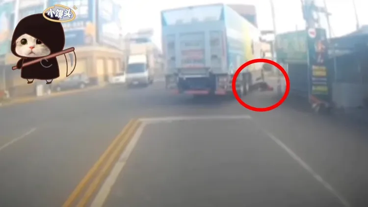 貨車綠燈起步右轉時，與老婦人腳踏車碰撞。取自《社會事小饅頭》