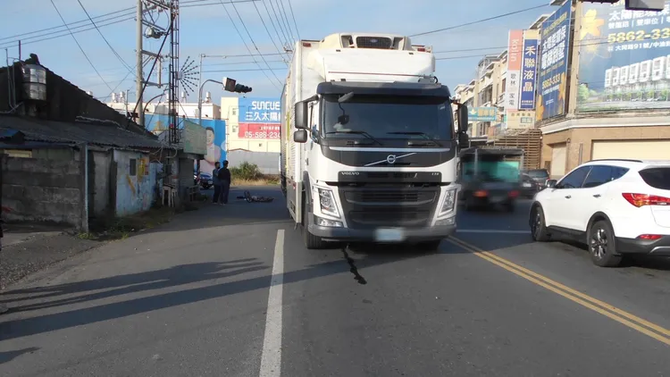 警方呼籲，大型車有視線死角，民眾路上通行應保持距離盡量遠離，以策安全。民眾提供