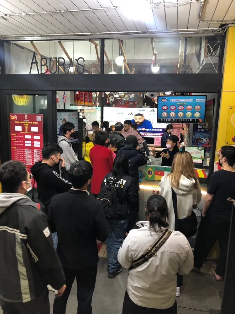 彩券迷把握世足賽最後一場冠軍戰投注最後一把，希望一夕圓夢當百萬富翁。彩券業者何昱奇提供