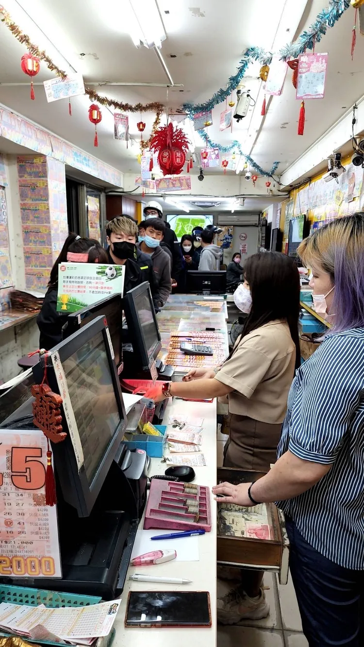 彩券行晚間排滿了人潮等著簽單下注晚間世足冠軍戰。彩券業者何昱奇提供