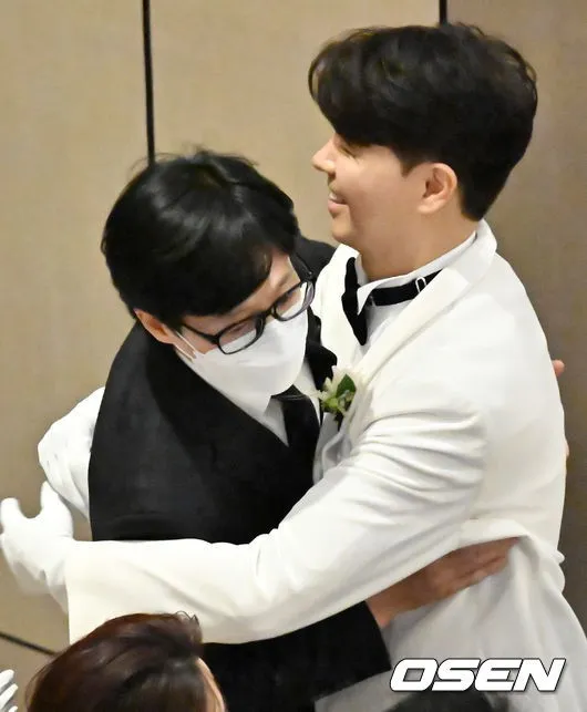朴修弘（右）給劉在錫大大的擁抱。翻攝OSEN