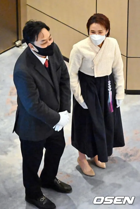 朴京林（右）、金水龍代替朴修弘父母的位置，擔任婚主幫忙招呼客人。翻攝OSEN